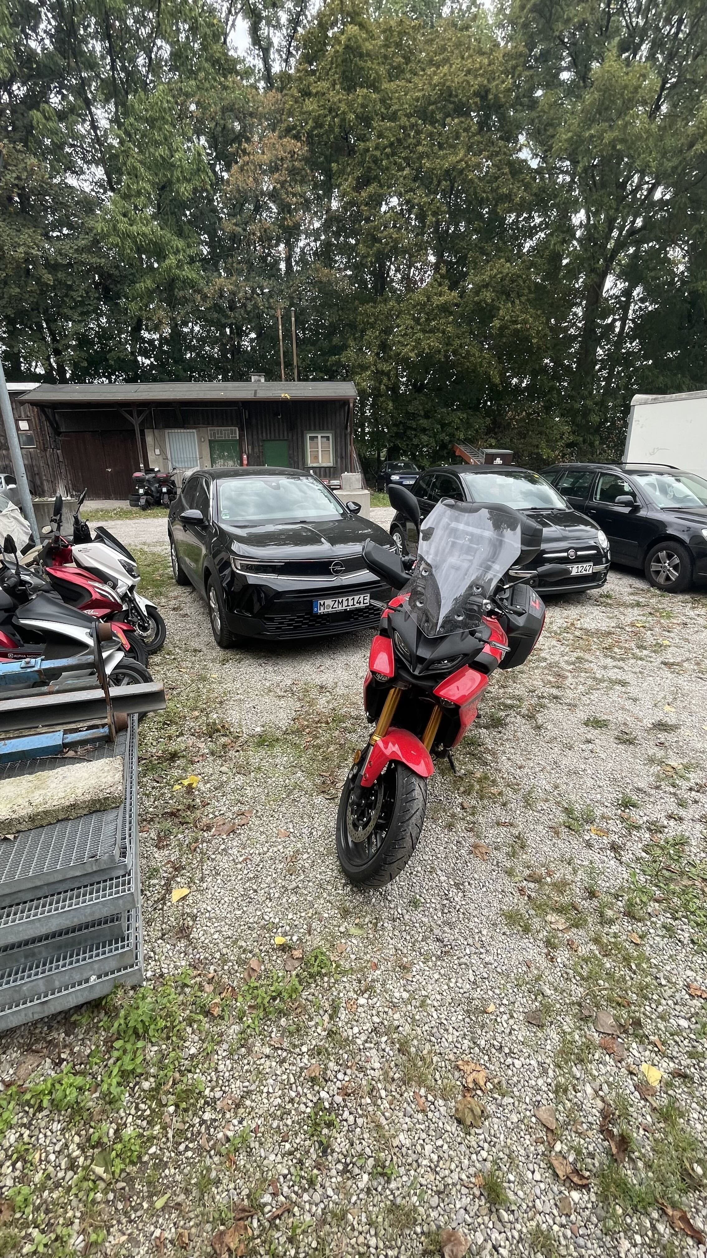 Fahrzeuge vor der Werkstatt